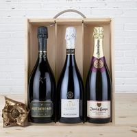 caja de madera con 3 espumosos premium can prats paratge kripta franc y juve  camps cinta purpura
