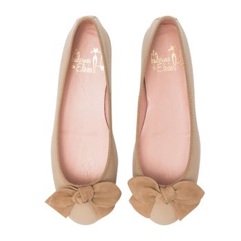 Bailarina plana color beige en piel lisa con lazo ante mismo tono. Modelo: Zola