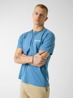 camiseta con logo impreso