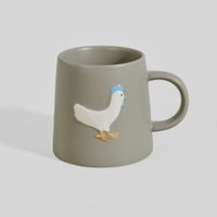 taza de gres gris con gallina en relieve
