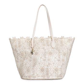 bolso shopping de encaje con charm de metal sand