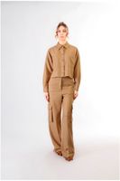 camisa box con bolsillos de parche camel