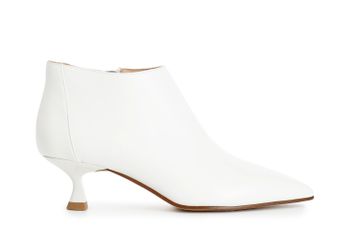 botines cónicos de piel con cremallera lateral y tacón medio off white