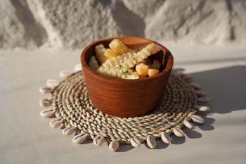 Posavasos de rafia y concha en marrón 23x23x1 cm