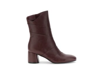 botines de corte asimétrico bordeaux