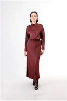 falda de raso tenida en prenda bordeaux l