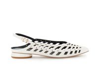 zapato slingback de napa perforada con tachuelas y encaje white
