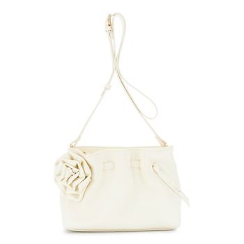 bandolera suave con pliegues efecto napa y aplique a juego. ivory