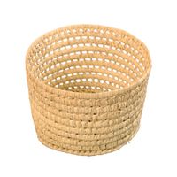 cesta redonda con hojas de palmera