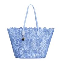 bolso shopping de encaje con charm de metal indaco