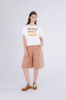 camiseta con forma de caja con el lema gin tonic bikini y puestas de sol off white