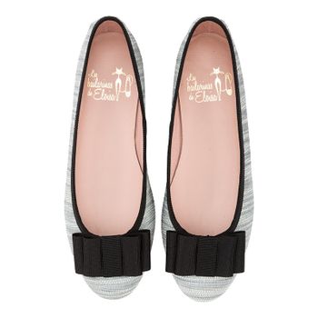 Bailarina plana en ante labrado gris con lazo zapatero negro.