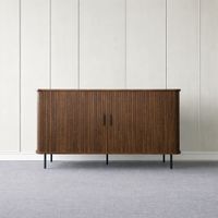 aparador de madera acanalada con puertas correderas de 140 cm