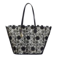 bolso shopping de encaje con charm de metal black