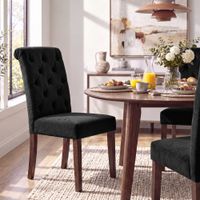 silla con patas de madera y asiento en terciopelo negro