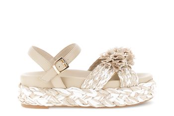 sandalias de cuña cruzadas con banda de rafia y flores taupe