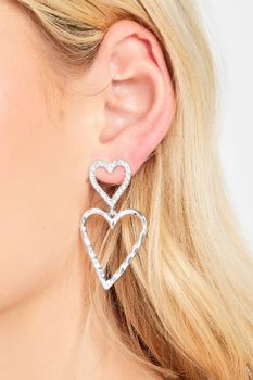 Pendientes Plateados Largos De Doble Corazón