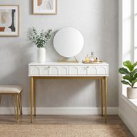 comoda blanca y dorada con un diseno elegante