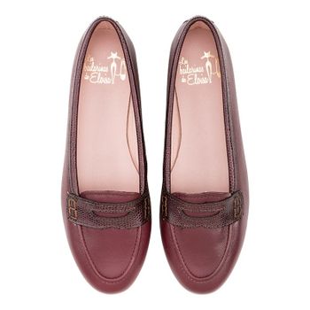 Mocasín piel burdeos con antifaz en piel labrada.