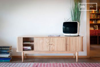 Soporte de tv de madera beige con cortinas