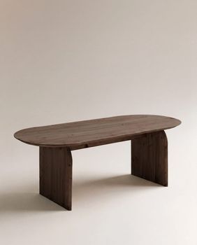 Mesa de comedor ovalada de madera maciza en tono nogal de 200x75,2cm
