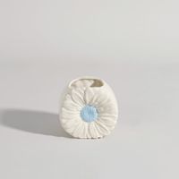 jarron con flor de loza blanca y azul 10 cm