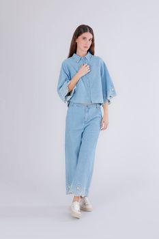 camisa vaquera cropped con bordado en las mangas light blu