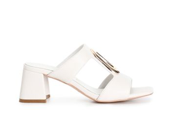 zapatilla con accesorio metálico bone
