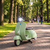 moto electrica infantil licencia vespa con ruedines verde aiyaplay