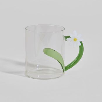 Taza de vidrio transparente con asa de flor
