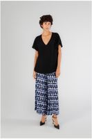 blusa con cuello en v estampada marroqui black m