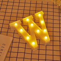 letra led w iluminada con luz blanca calida altura 22cm funcionamiento a pilas 2aa