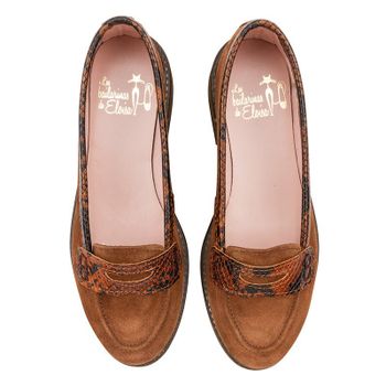 Mocasín en serraje color cuero y antifaz en piel boa mismos tonos con plataforma.
