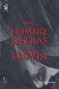 un hombre detrás de la lluvia