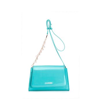 bandolera con solapa efecto charol con detalle de cadena y logotipo charms aquamarine