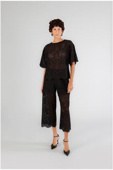 camiseta con bordado inglés en la parte delantera black s