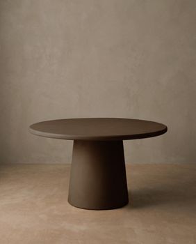 Mesa de comedor redonda de microcemento tono marrón 100x75cm