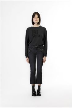 vaqueros cropped de denim flare con perlas en los bolsillos anthracite 28