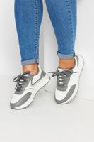 deportivas anchas blancas y grises con suela gruesa