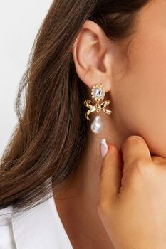 Pendientes De Lazo Dorado Con Perla