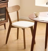 set 2 sillas escandinavas en madera oscura y tejido beige