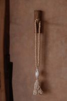 collar de madera y concha en beige 70x6x5 cm