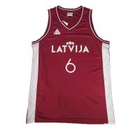 camiseta kristaps porzingis letonia - peak roja