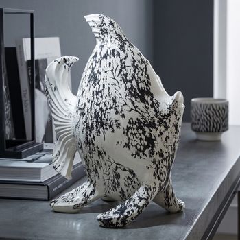 Escultura oriental con forma de pez, 37 x 19 x 34 cm.