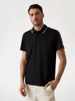 polo con logotipo en las bandas
