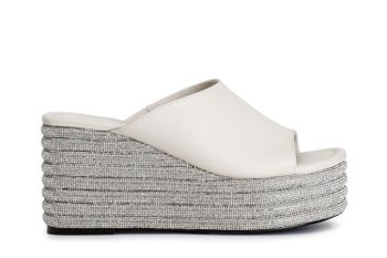zapatilla de napa con cuña de pedrería cream