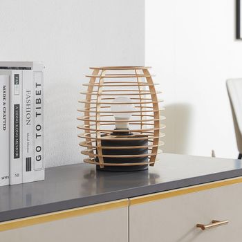 Lámpara de mesa de madera marrón