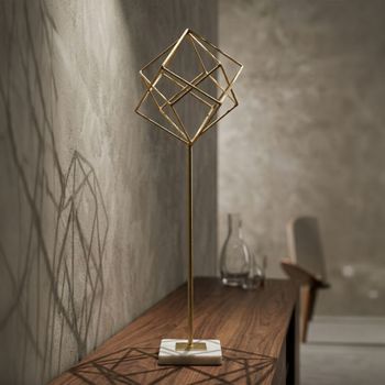 Escultura de metal dorado con base de mármol blanco cm 16x18x52,5
