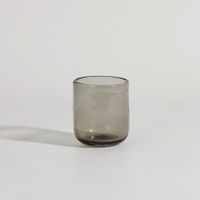 vaso de vidrio gris