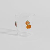 vaso de vidrio transparente con calabazas naranja
